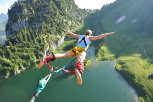 开云体育下载-F1新赛季揭幕战焦点战，阿森纳封锁皇家社会，速度与策略的双重奏