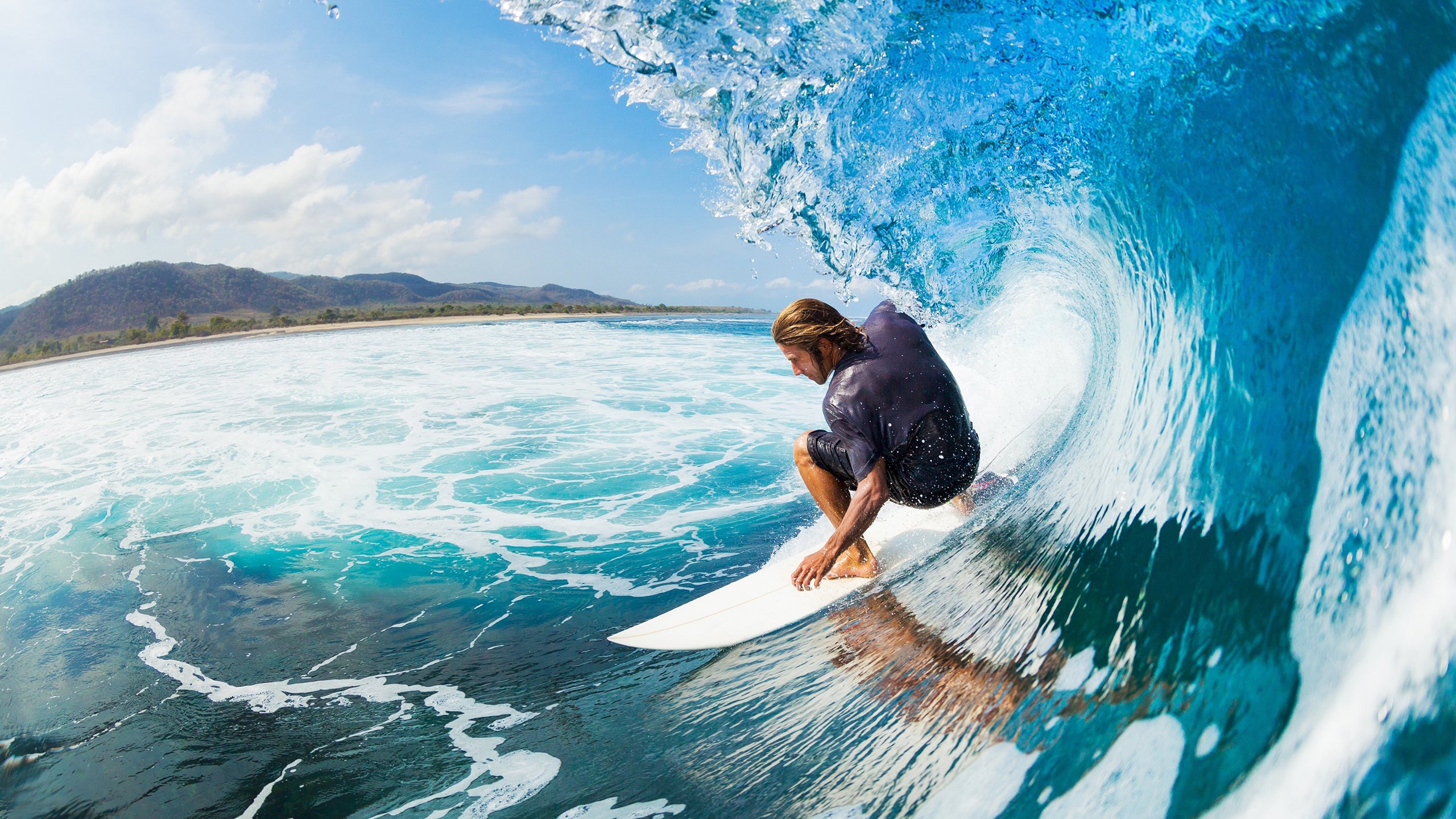 赛道与球场的双重奏，F1揭幕战悬念与骑士强势晋级