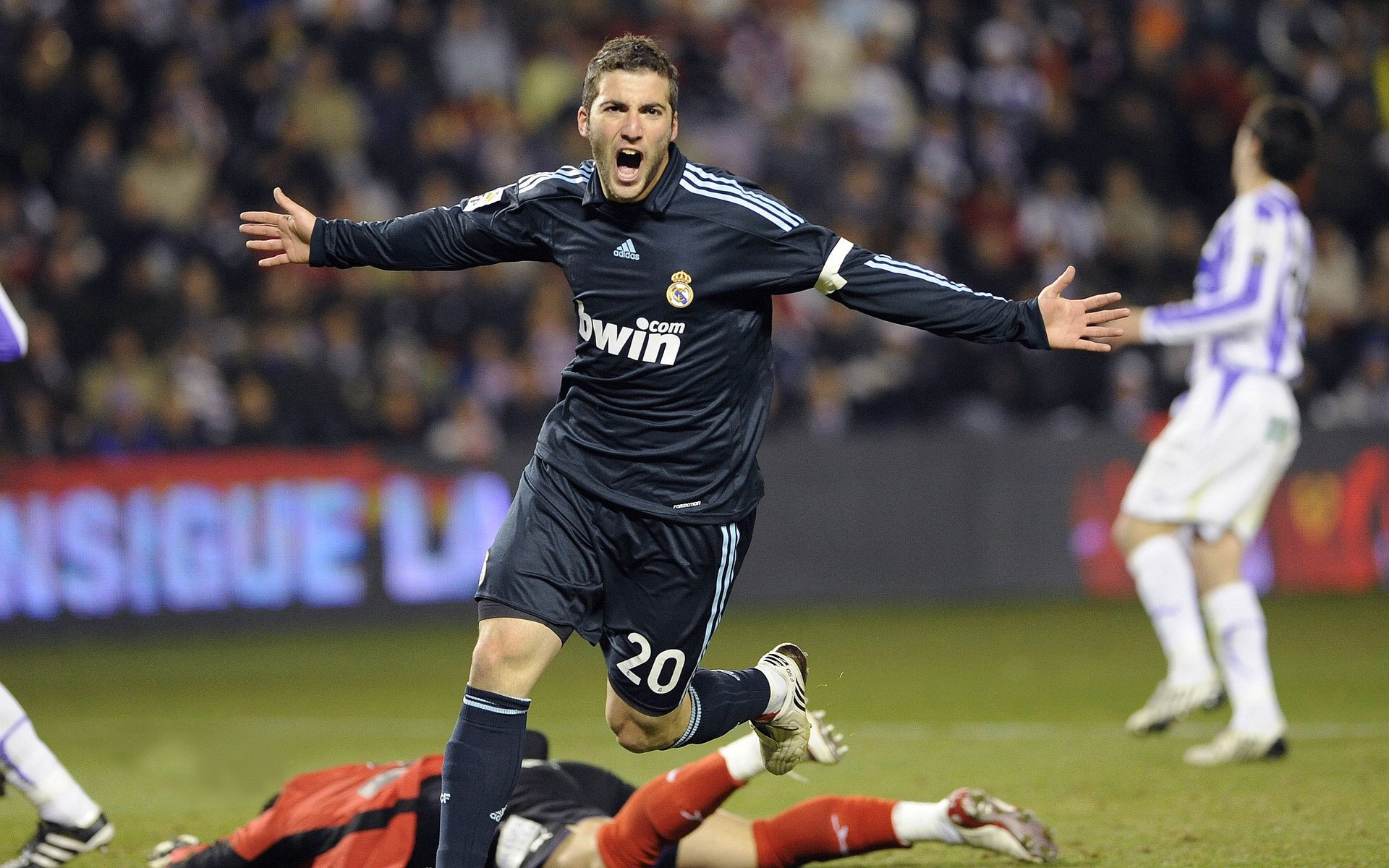 当玻利维亚掀翻奥地利，NBA季后赛的隐喻与篮球世界的平行叙事